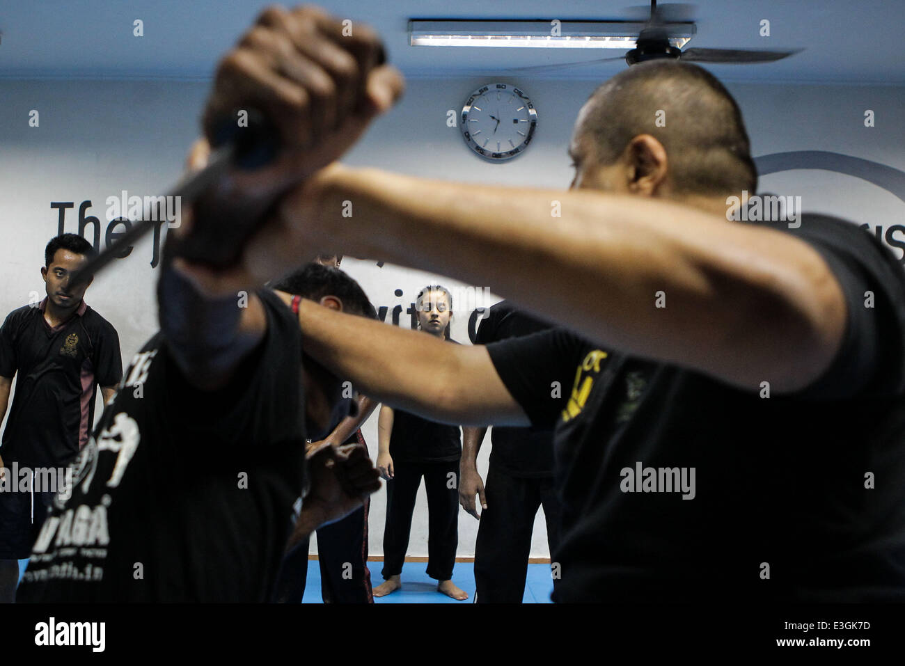 (140624) --NEW DELHI, 24 juin 2014 (Xinhua) -- une jeune fille (C) apprend à compétences self défense Krav Maga Club à New Delhi, capitale de l'Inde, le 22 juin 2014. En tant que crimes contre les femmes se produit de temps à autre en Inde, clubs d'arts martiaux est devenu populaire chez les filles dans les villes. Ils sont venus pour apprendre les compétences d'auto-défense afin de mieux se protéger. (Xinhua/Zheng Huansong) Banque D'Images