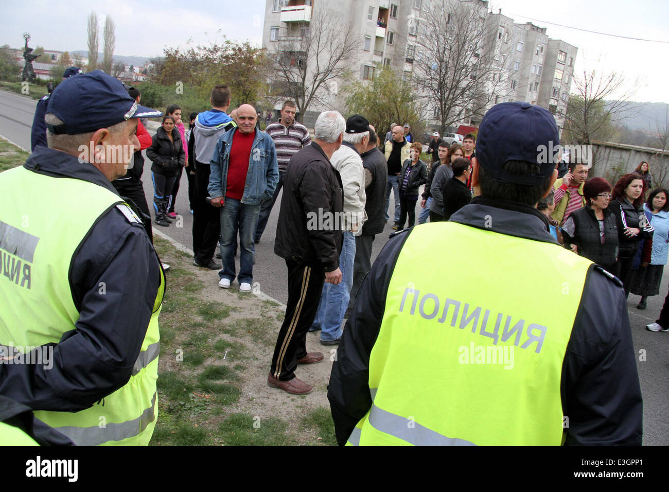 Les policiers arrêtent les manifestants tenant un blocus routier près d'un camp de réfugiés lors d'une protestation des réfugiés dans la ville de Harmanli, au sud-est de la capitale bulgare Sofia. Premier Ministre de la Bulgarie Plamen Oresharski et président Rosen Plevneliev a émis l'Aut Banque D'Images