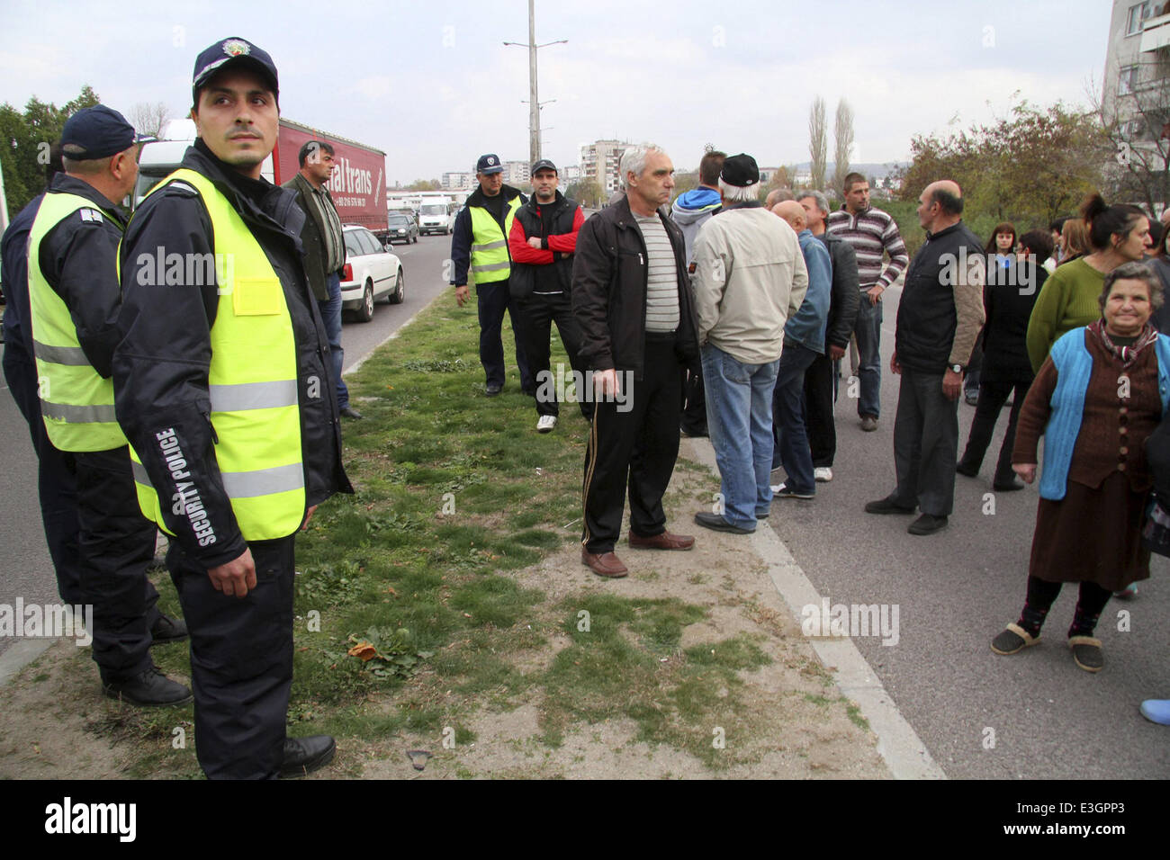 Les policiers arrêtent les manifestants tenant un blocus routier près d'un camp de réfugiés lors d'une protestation des réfugiés dans la ville de Harmanli, au sud-est de la capitale bulgare Sofia. Premier Ministre de la Bulgarie Plamen Oresharski et président Rosen Plevneliev a émis l'Aut Banque D'Images