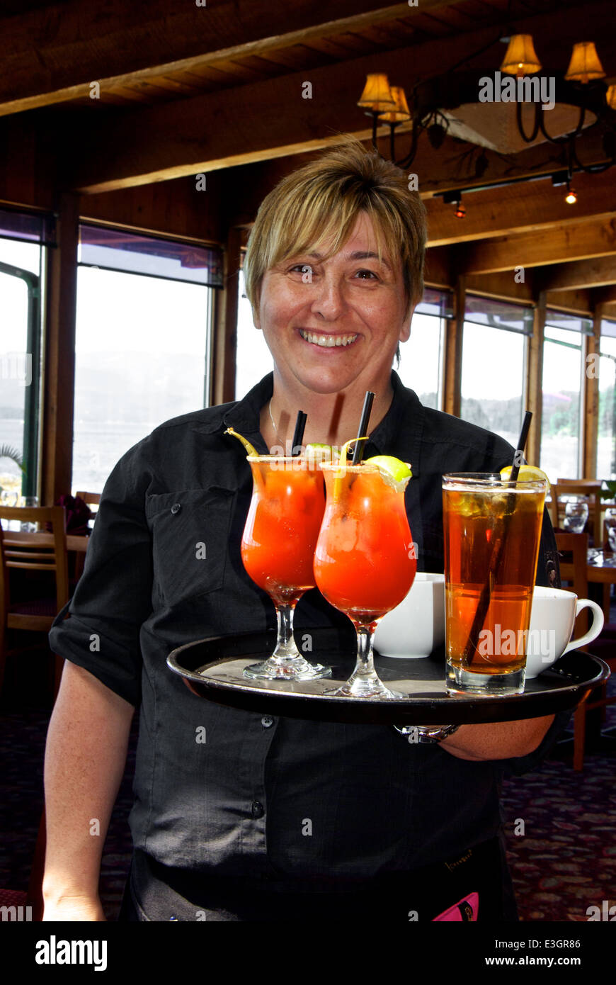 Serveuse avec bac bloody caesar & boissons Thé glacé Banque D'Images