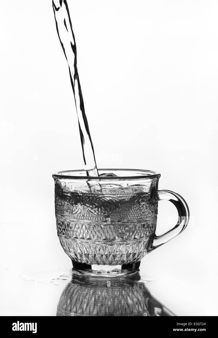 Tasse verre à eau (échelle de gris) Banque D'Images