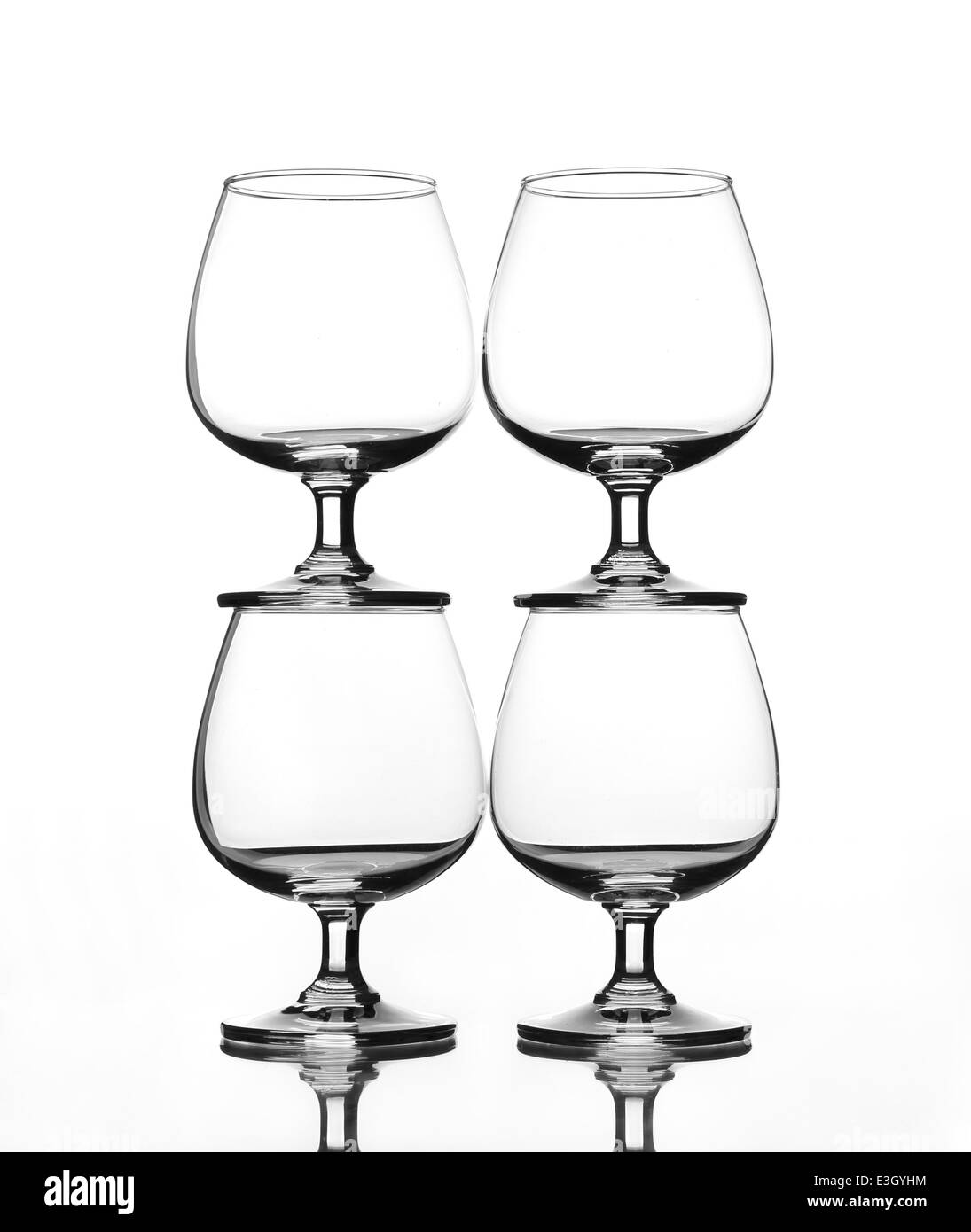 Pile de verre de vin vide avec ombre (échelle de gris) Banque D'Images