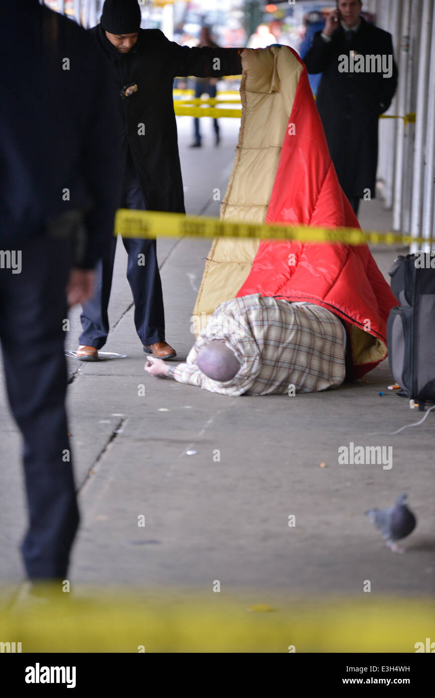 Une personne sans-abri a été retrouvé mort le 7e ave dans les heures tôt le matin avec vue : où : Manhattan, New York, United States Quand : 15 Nov 2013 Banque D'Images