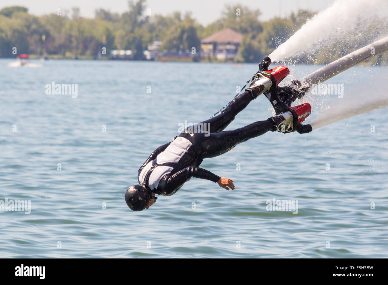 Homme flyboarder faisant le dauphin au championnat nord-américain de Flyboard à Toronto, Ontario, Canada Banque D'Images