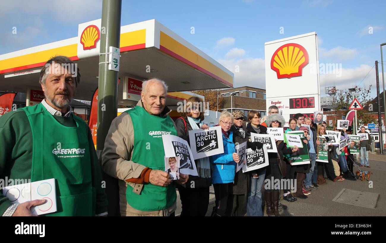 Une manifestation a lieu à un garage Shell à Londres de faire pression sur géant de l'énergie Gazprom pour aider gratuitement 30 de l'Arctique, qui ont été arrêtés sur des accusations de piratage en Russie après la démonstration contre les forages pétroliers dans l'océan Arctique en vedette : Atmosphère Wh Banque D'Images