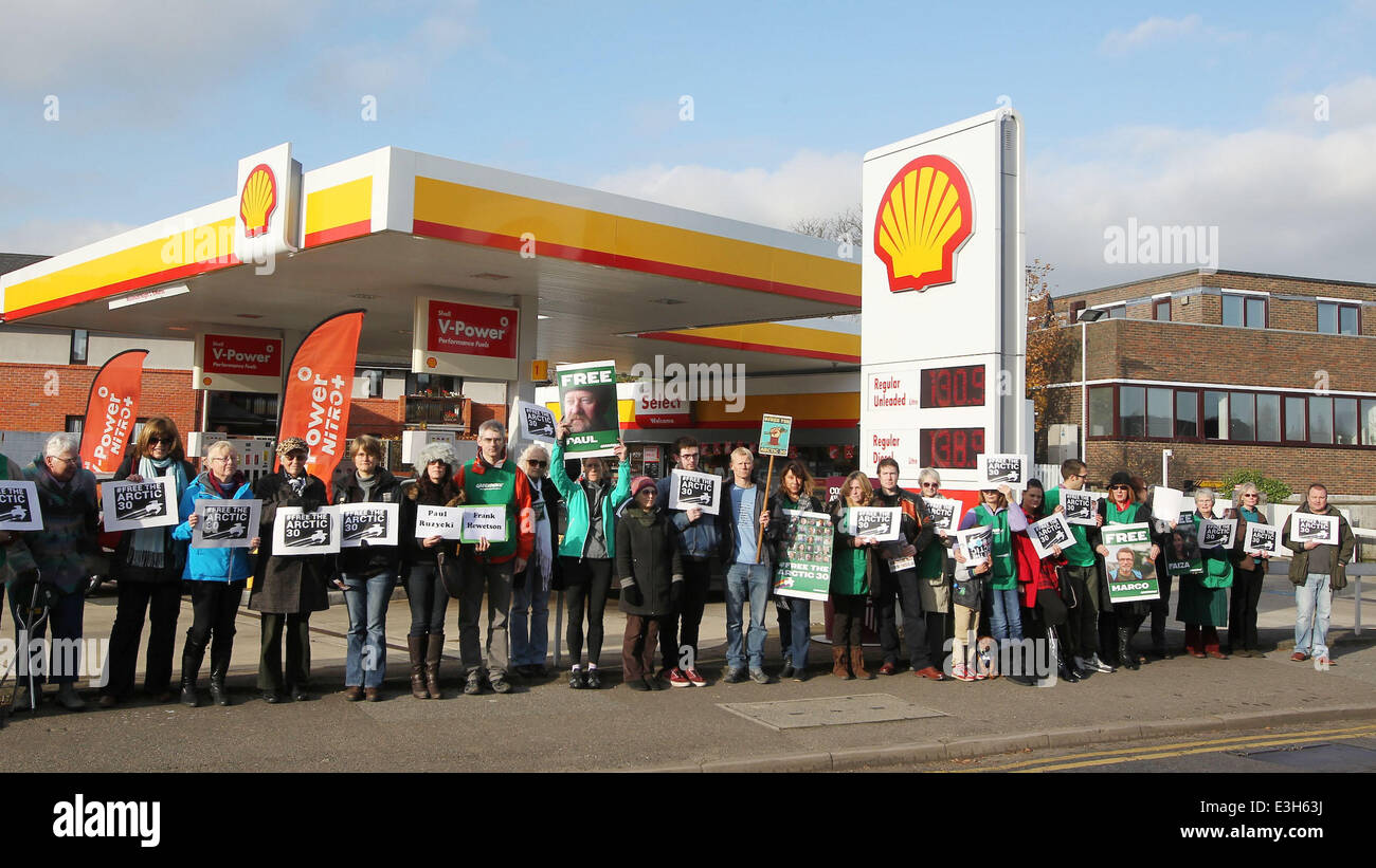 Une manifestation a lieu à un garage Shell à Londres de faire pression sur géant de l'énergie Gazprom pour aider gratuitement 30 de l'Arctique, qui ont été arrêtés sur des accusations de piratage en Russie après la démonstration contre les forages pétroliers dans l'océan Arctique en vedette : Atmosphère Wh Banque D'Images