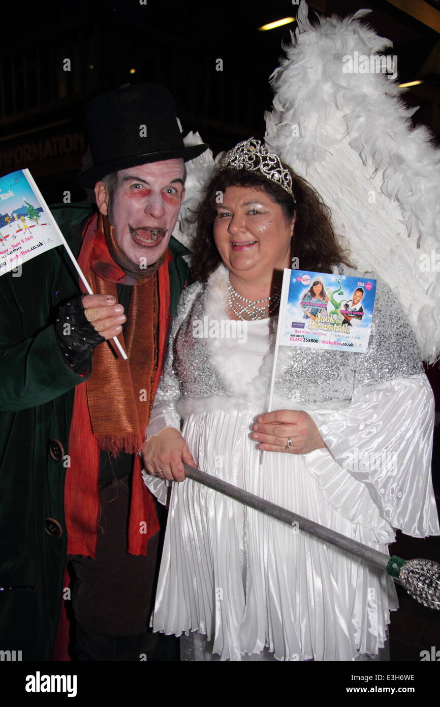 Cheryl Fergison, vêtu comme son personnage de pantomime "boisson des haricots', avec l'acteur, George comme Fleshcreep Telfer et les adorables coquins à l'interrupteur des feux de Noël Capital FM-sur dans le centre-ville de Derby en association avec Derby Live. Cheryl est appeari Banque D'Images