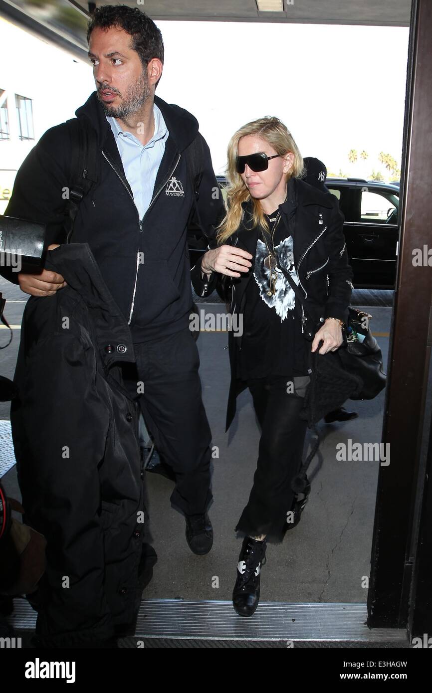 Madonna à LAX pour un vol au départ de : Madonna Où : Los Angeles, California, United States Quand : 18 Nov 2013 Banque D'Images