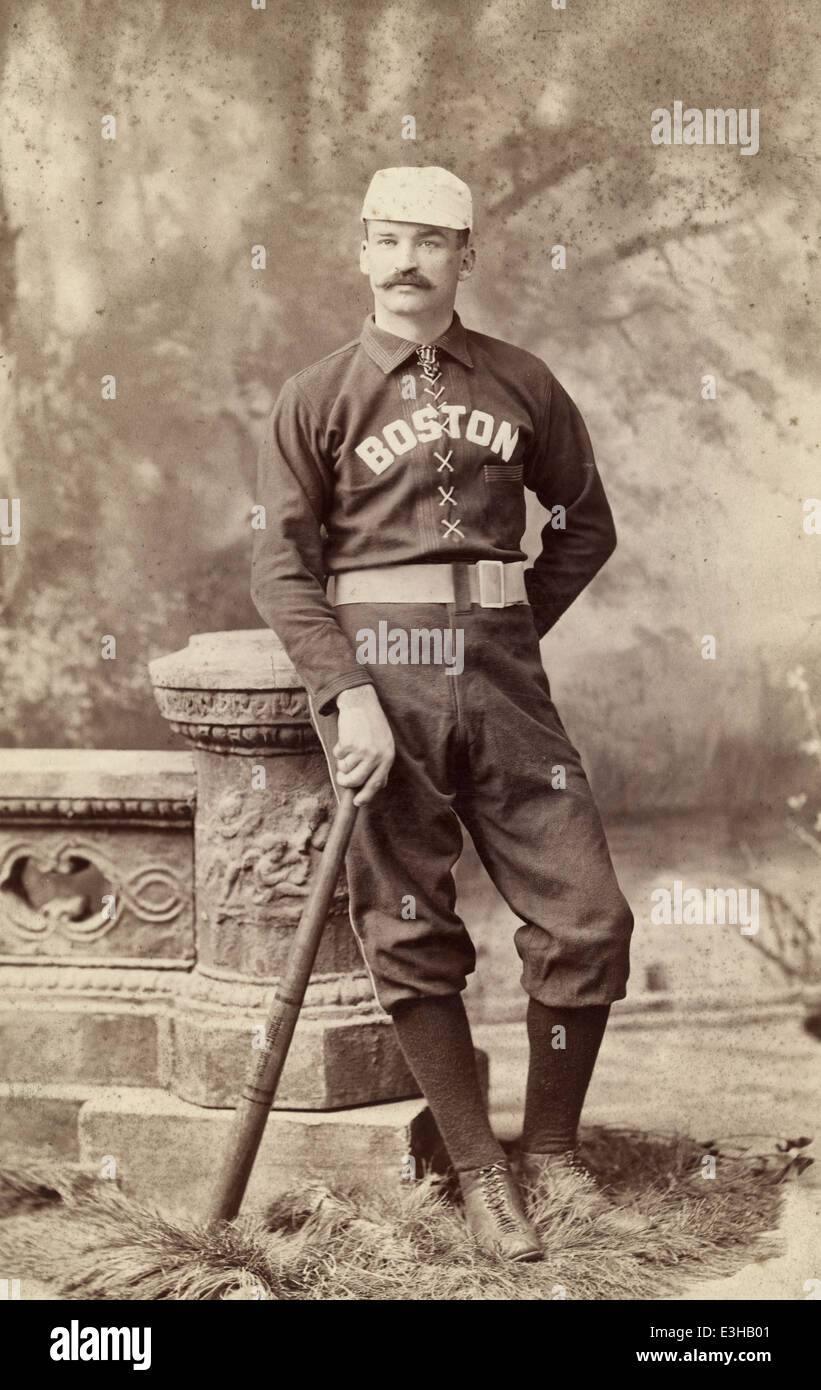 Joueur de baseball Michael J King Kelly, portrait studio, debout, vêtu d'un uniforme de baseball Boston Beaneater et tenant un bâton, circa 1887 Banque D'Images