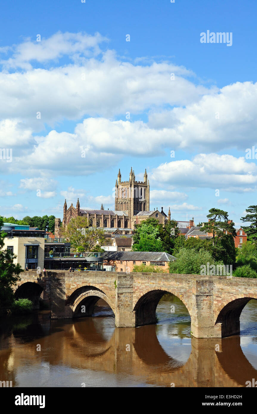 Vue de la cathédrale, le pont de la Wye et de la rivière Wye, Hereford, Herefordshire, Angleterre, Royaume-Uni, Europe de l'Ouest. Banque D'Images