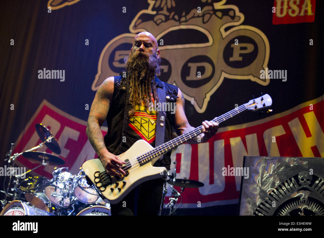 Groupe de metal américain mort Five Finger Punch produisent, tenue à l'Ziggo Dome Où : Amsterdam, Pays-Bas Quand : 19 Nov 2013 Banque D'Images