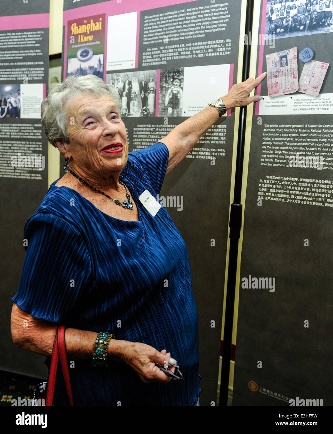 (140624) -- WASHINGTON, 24 juin 2014 (AFP)--Ancien résident juif de Shanghai Evelyn Rubin partage son expérience avec les visiteurs de l'histoire de réfugiés juifs de Shanghai Exposition au Capitole à Washington, DC, la capitale des États-Unis, Jun 23, 2014. Une exposition sur les réfugiés juifs le coup d'ici lundi, rappelant une époque où Shanghai était un refuge pour environ 18 000 Juifs fuyant les persécutions nazies. L'exposition, "réfugiés juifs et Shanghai', raconte les histoires des difficultés rencontrées par les réfugiés juifs sur leur voyage à destination et en provenance de Shanghai dans les années 1930 et 1940 w Banque D'Images