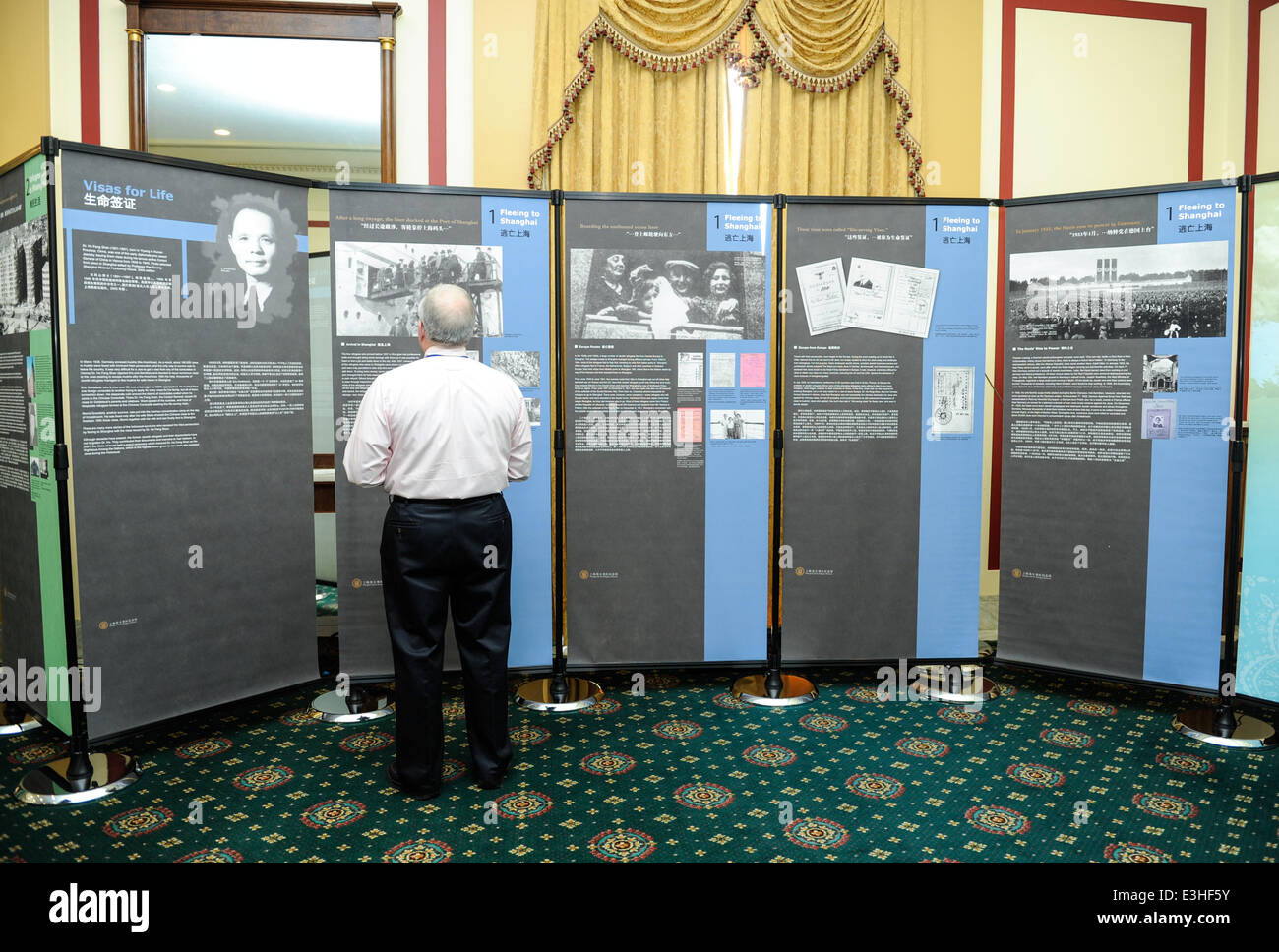 (140624) -- WASHINGTON, 24 juin 2014 (AFP)--Adleberg Steven, membre du Jewish Community Relations Council, visites, l'histoire de réfugiés juifs de Shanghai Exposition au Capitole à Washington, DC, la capitale des États-Unis, Jun 23, 2014. Une exposition sur les réfugiés juifs le coup d'ici lundi, rappelant une époque où Shanghai était un refuge pour environ 18 000 Juifs fuyant les persécutions nazies. L'exposition, "réfugiés juifs et Shanghai', raconte les histoires des difficultés rencontrées par les réfugiés juifs sur leur voyage à destination et en provenance de Shanghai dans les années 30 et 40, ainsi que leur adap Banque D'Images