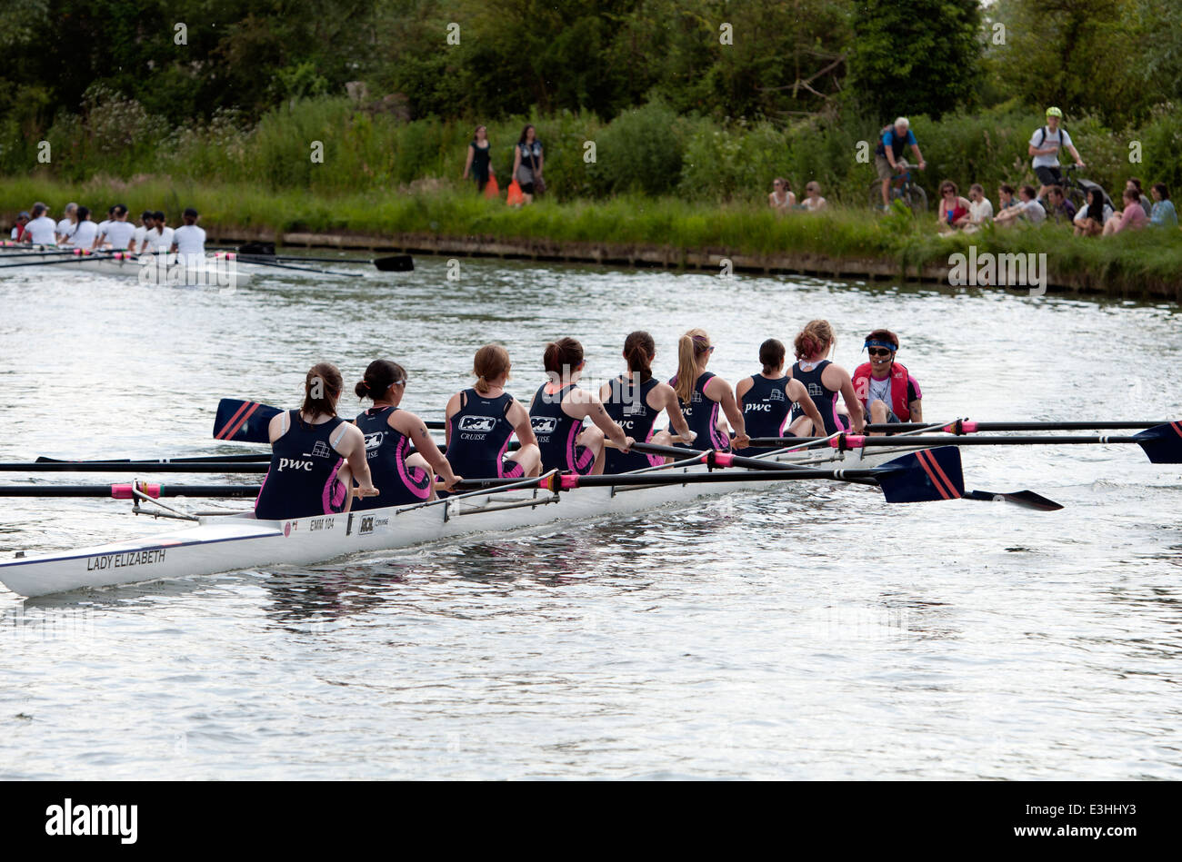 Cambridge peut bosses, Emmanuel College mesdames huit à l'aviron le départ d'une course. Banque D'Images