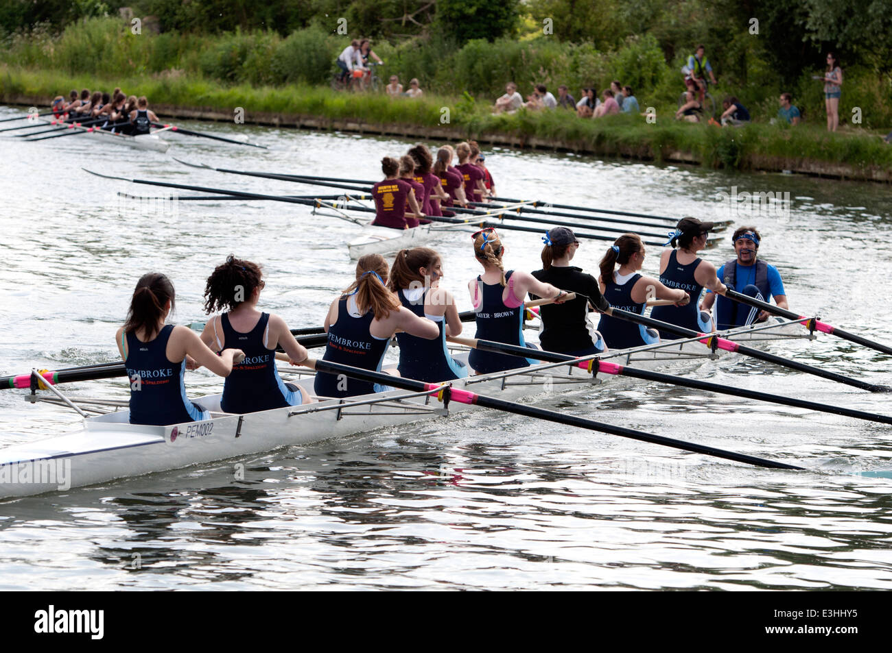 Cambridge peut bosses, Pembroke College mesdames huit à l'aviron le départ d'une course. Banque D'Images