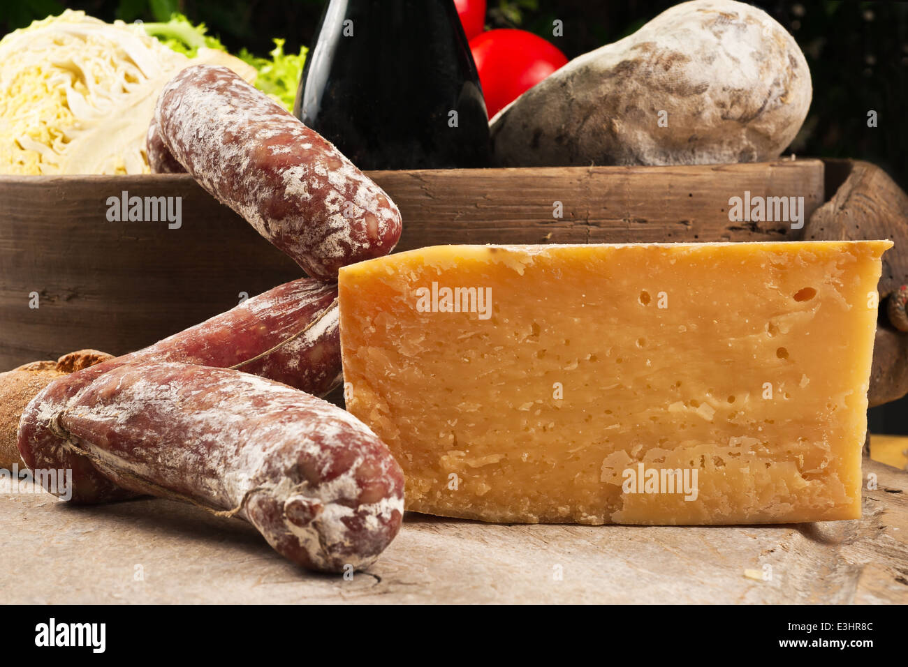 Le fromage et le salami italien local Banque D'Images
