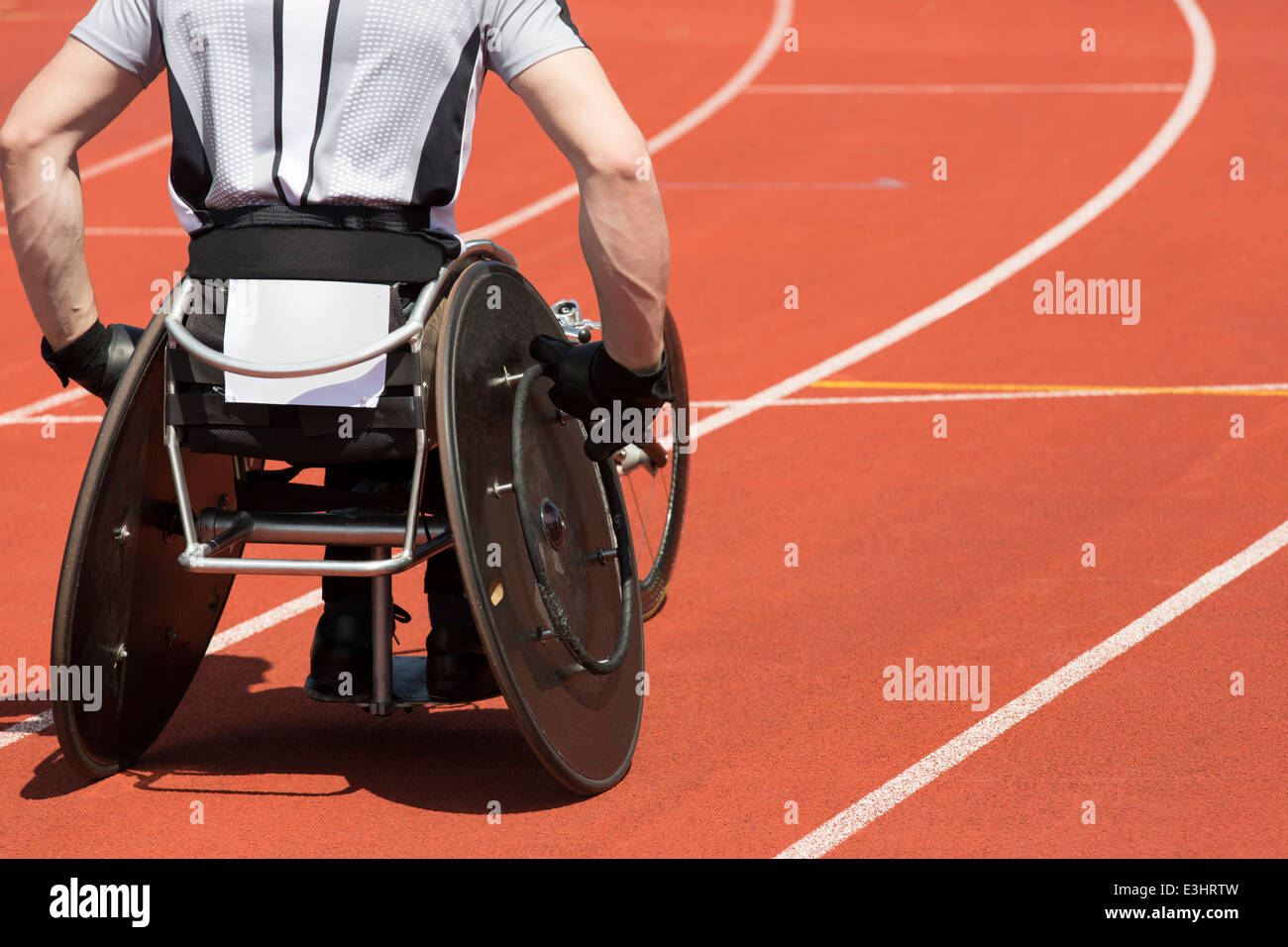 Pour l'athlète en fauteuil roulant se concentre sa race de départ. Banque D'Images