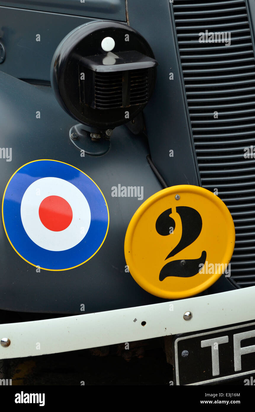Avant d'une voiture d'état-major de la RAF WW2 montrant RAF cocarde, un disque d'identification jaune et enveloppé phare. Banque D'Images