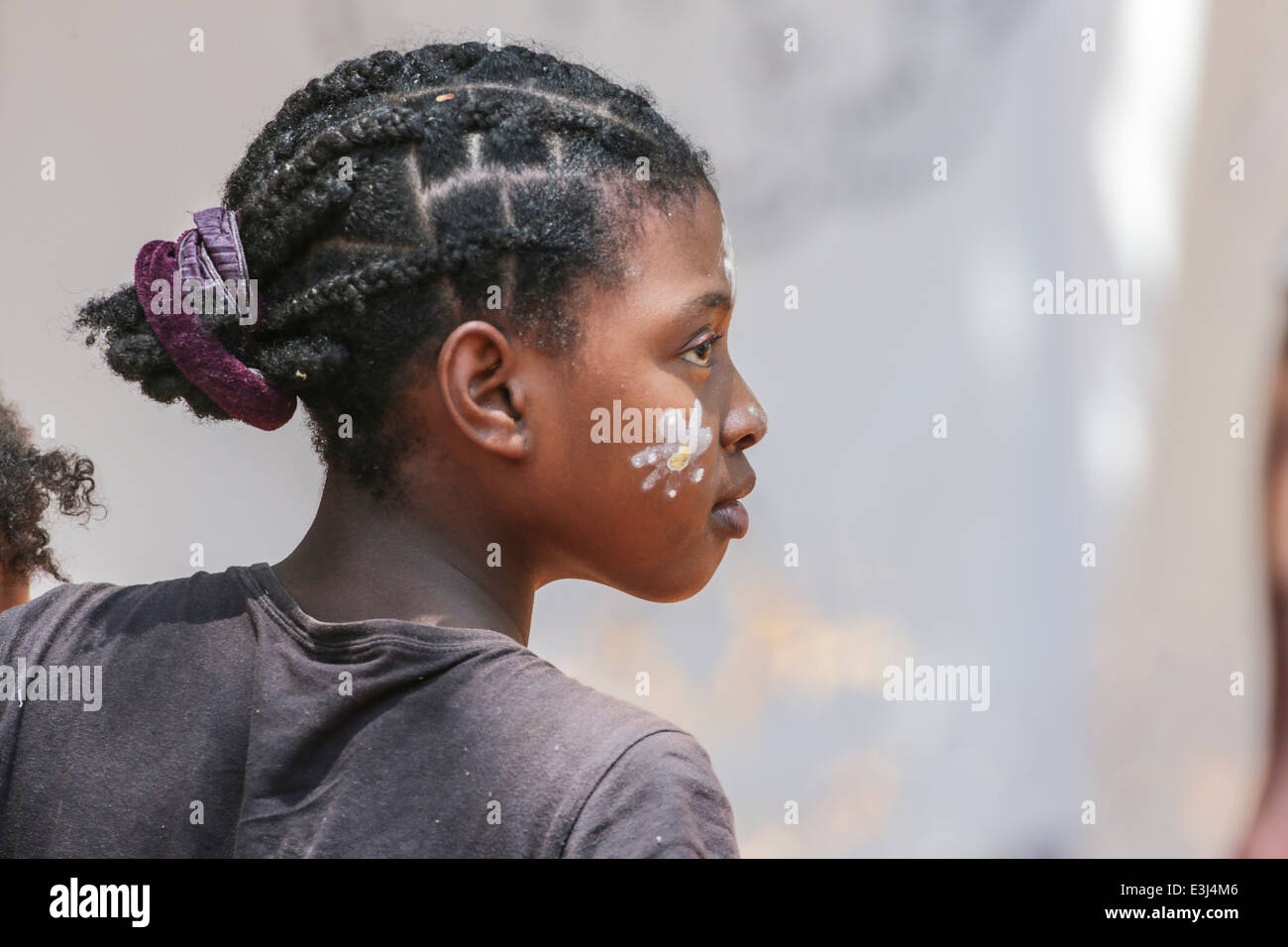 Madagascar, jeune femme avec visage peint Banque D'Images