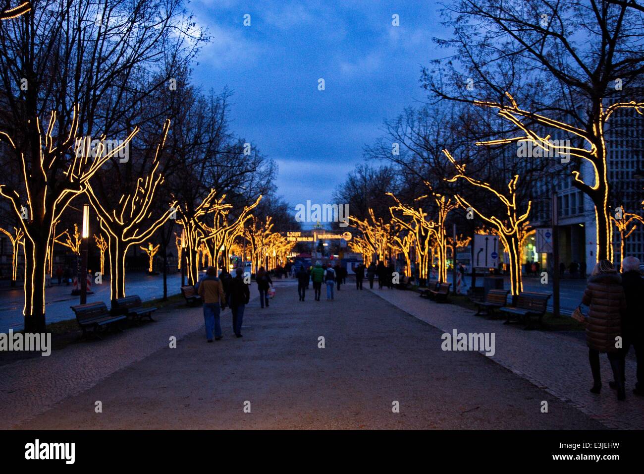 Lumières de Noël Vattenfall Unter den Linden dispose d''atmosphère où : Berlin, Allemagne Quand : 30 Nov 2013 Banque D'Images