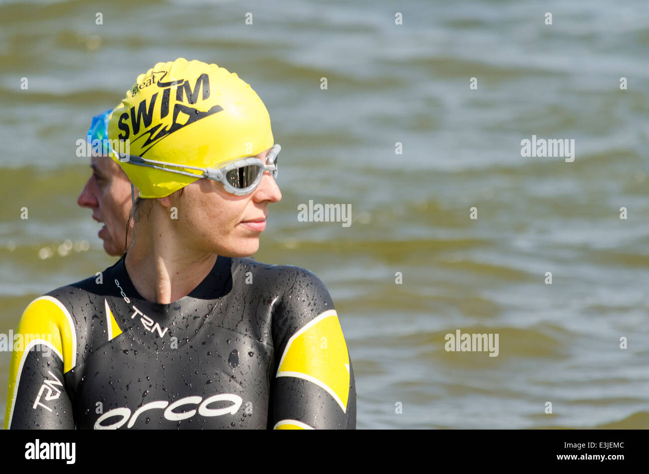 Femme sur le grand Moyen-Orient nager Suffolk, UK Banque D'Images