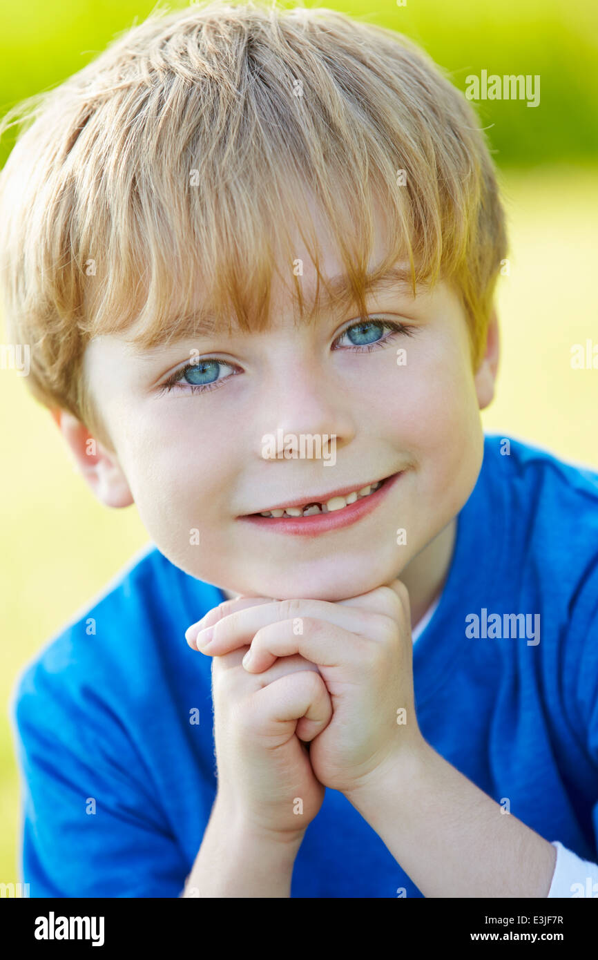 Portrait de jeune garçon en plein air dans la campagne Banque D'Images