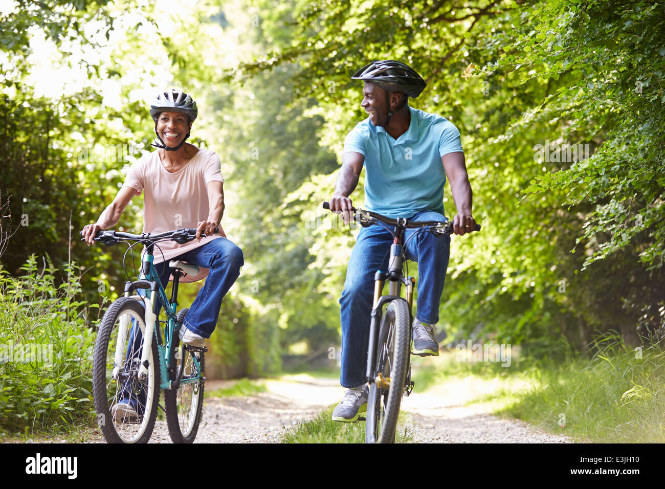 African American Couple mature sur Balade en vélo dans la campagne environnante Banque D'Images