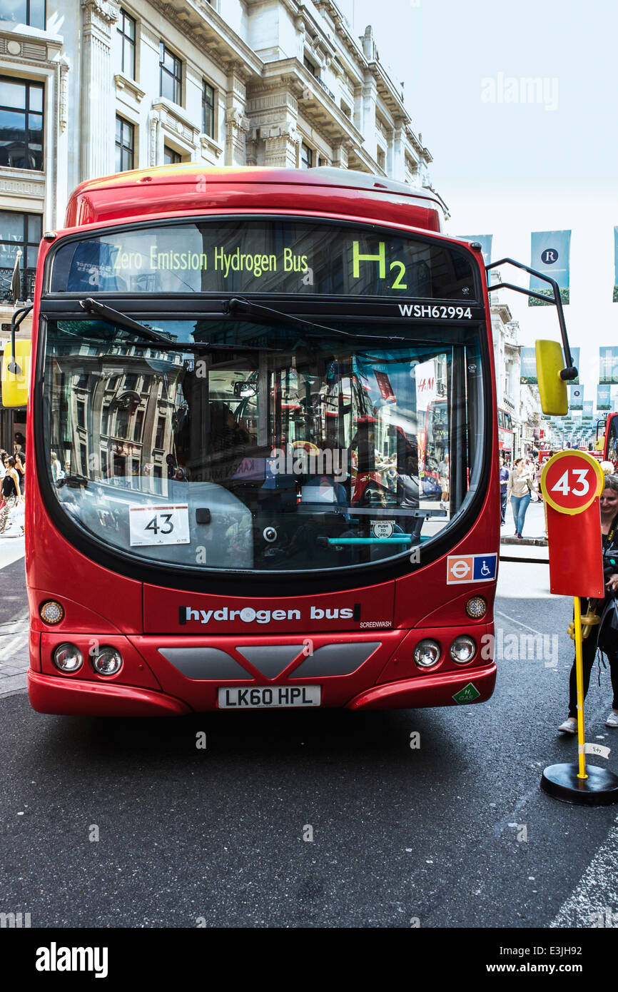 Regent Street, Londres, Royaume-Uni, 22 juin 2014. 2014 est l'année de l'Autobus : Pour célébrer cette, Regent Street est devenu libre circulation et accueilli les bus utilisés à Londres emblématique de 1829 à nos jours. Un bus à hydrogène Londres rouge à hydrogène les piles à combustible. London bus à hydrogène. RV1. Bus à zéro émission uk Banque D'Images