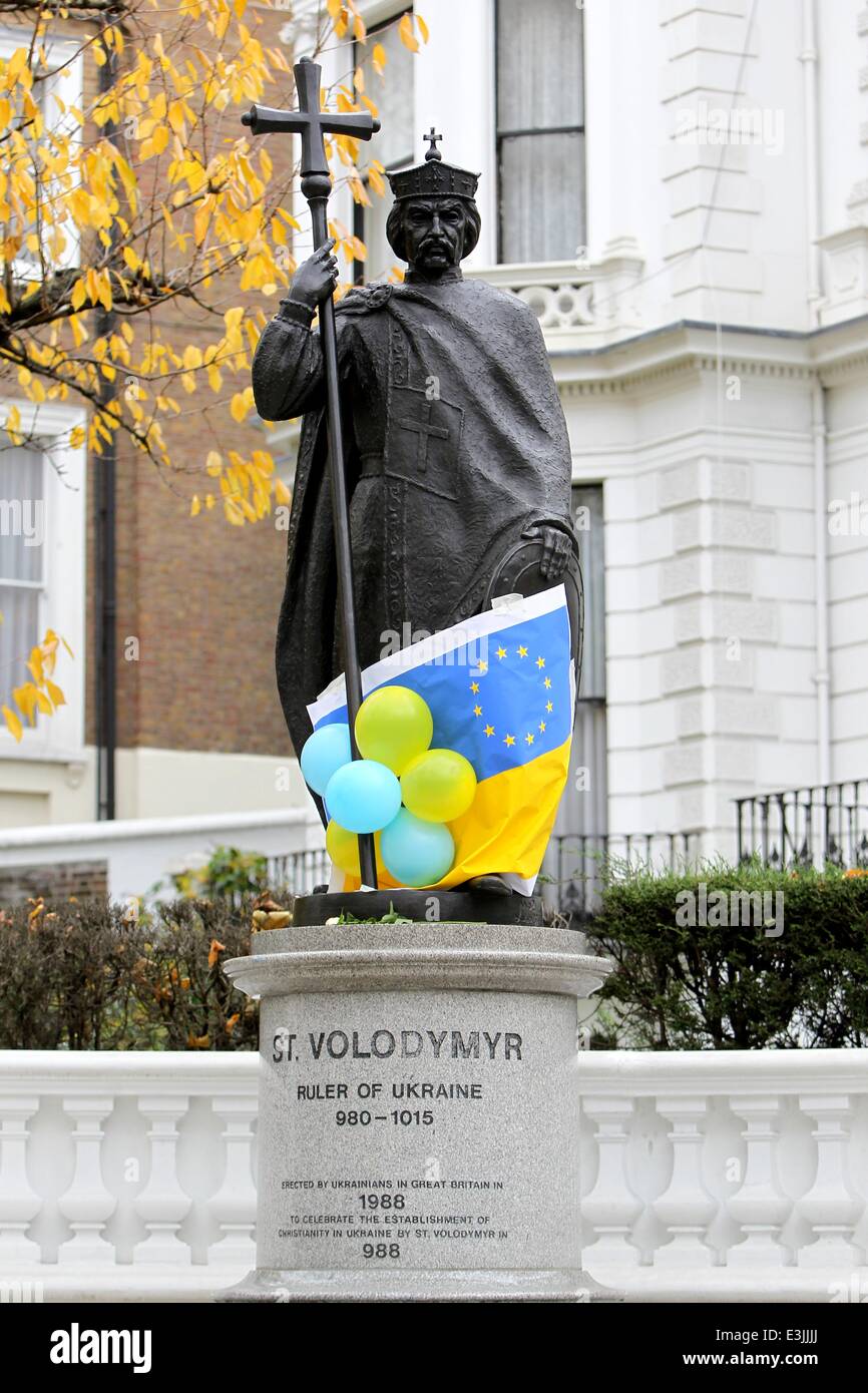 Vladimir la grande statue dans l'ouest de Londres est couvert dans une Ukraine drapeau 'Euro' comme troubles civils continue à Kiev sur le gouvernement et sa position sur l'Union européenne comprend : Voir Où : London, Royaume-Uni Quand : 02 déc 2013 Banque D'Images