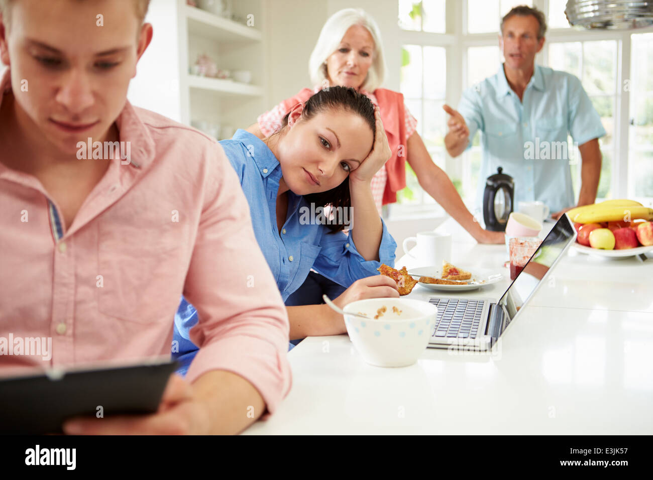 Famille avec enfants adultes Having Argument au petit déjeuner Banque D'Images