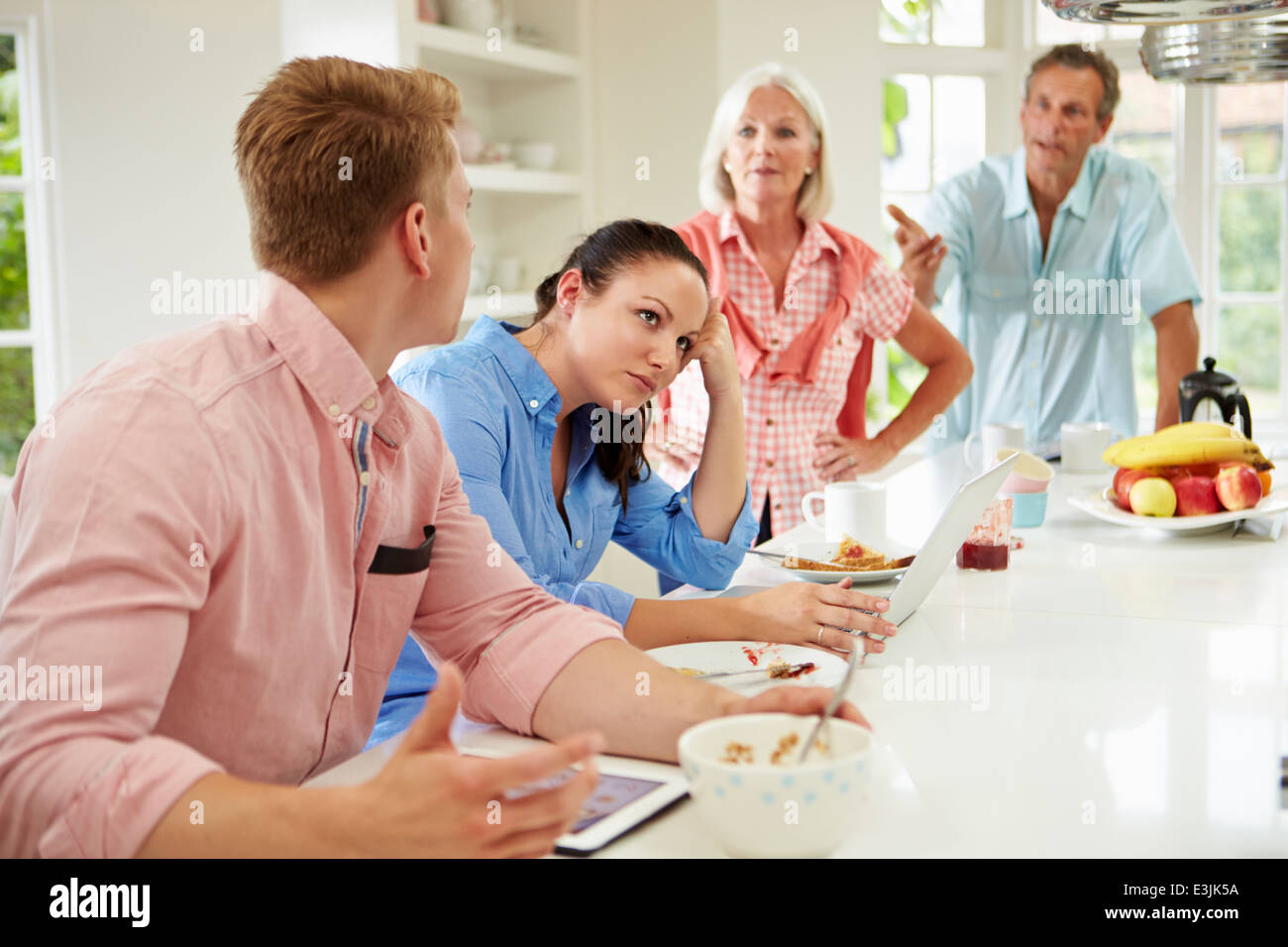 Famille avec enfants adultes Having Argument au petit déjeuner Banque D'Images