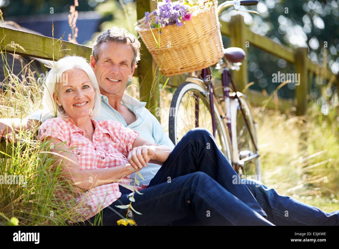 Couple d'âge moyen de détente sur Pays Cycle Ride Banque D'Images