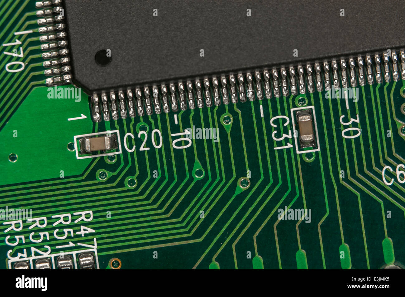 Macro-photo des circuits de la carte mère du PC et des connecteurs de périphérie de puce. Câblage à l'intérieur de l'ordinateur, circuit de gros plan, détail d'une carte de circuit imprimé. Banque D'Images
