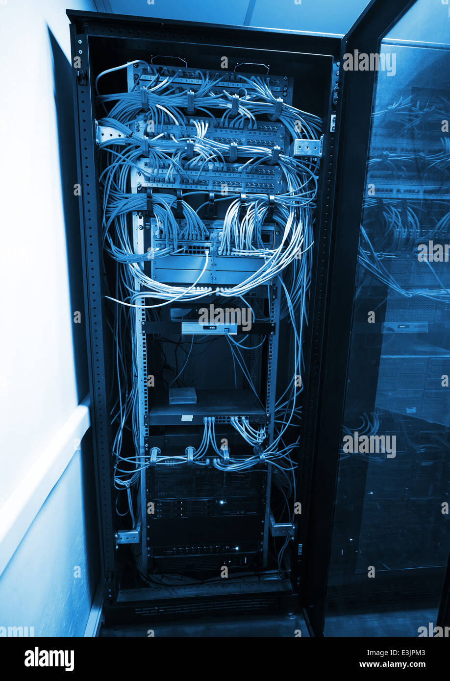 Armoire de serveur de réseau moderne avec équipement et fils Banque D'Images
