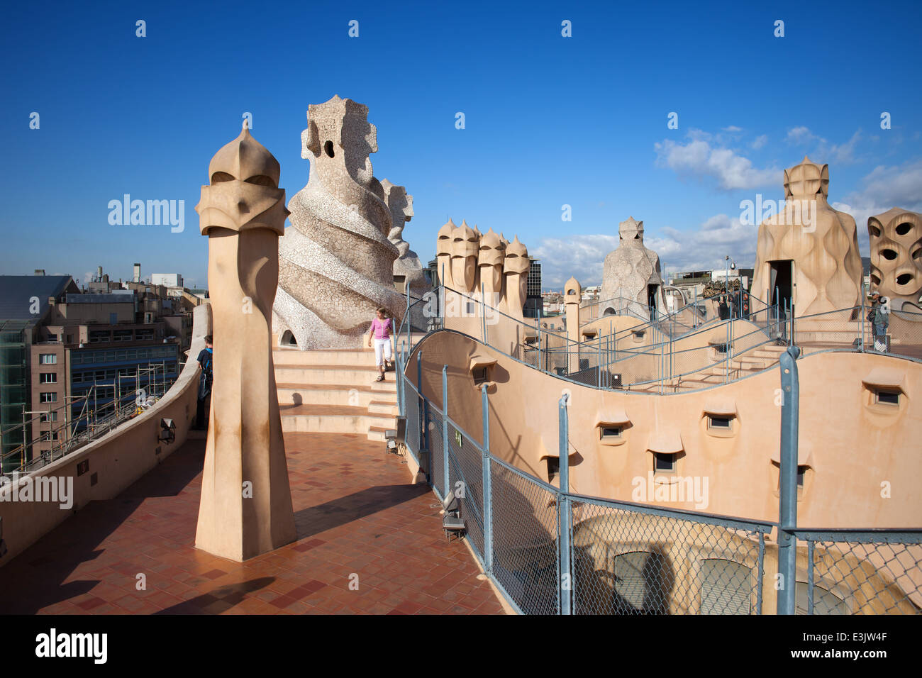 Terrasse de toit cheminées de la sorcière résumé ou La Pedrera Casa Mila, conçu par Antoni Gaudi à Barcelone, Catalogne, Espagne. Banque D'Images