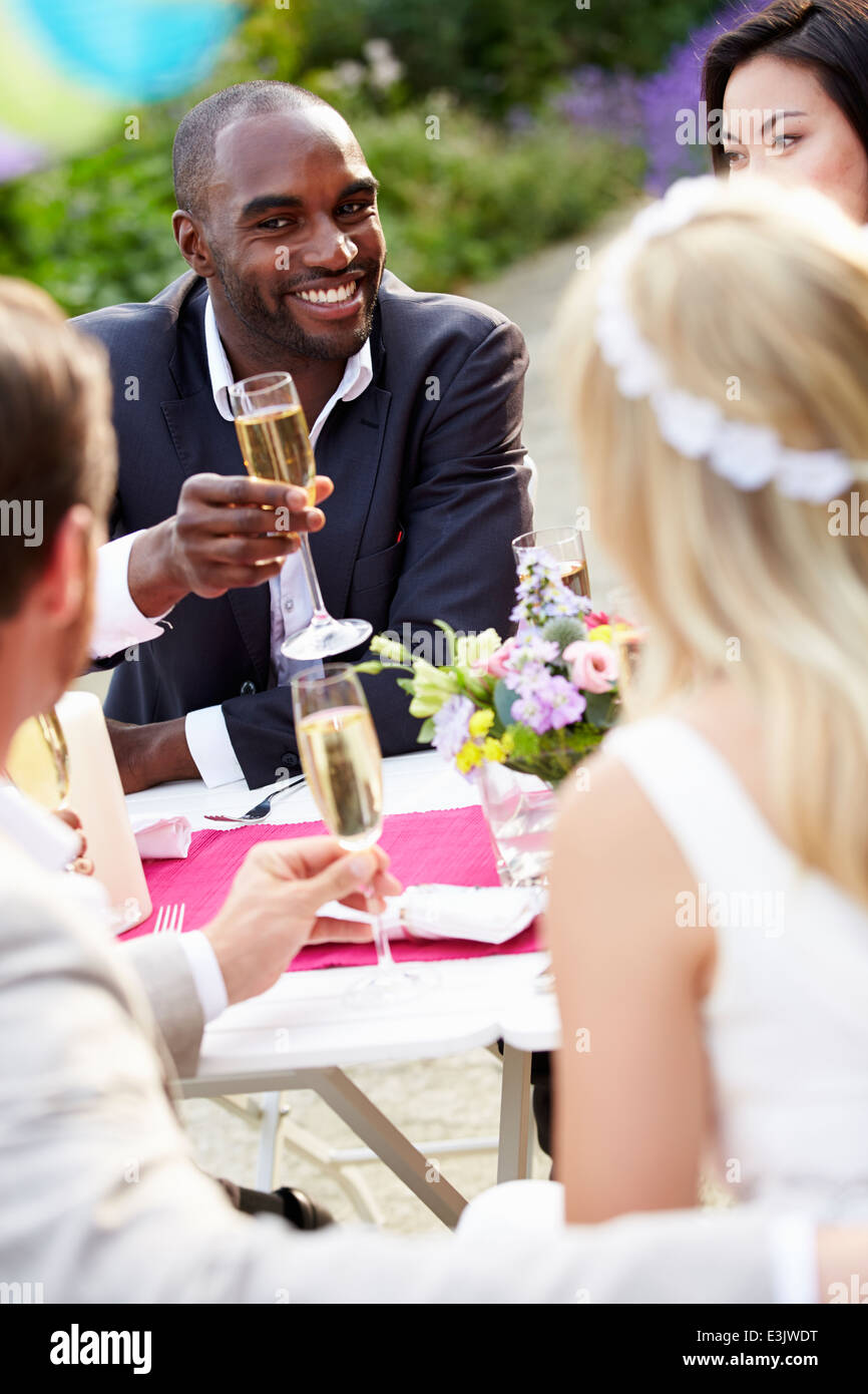 Les amis de proposer de Champagne au mariage Banque D'Images