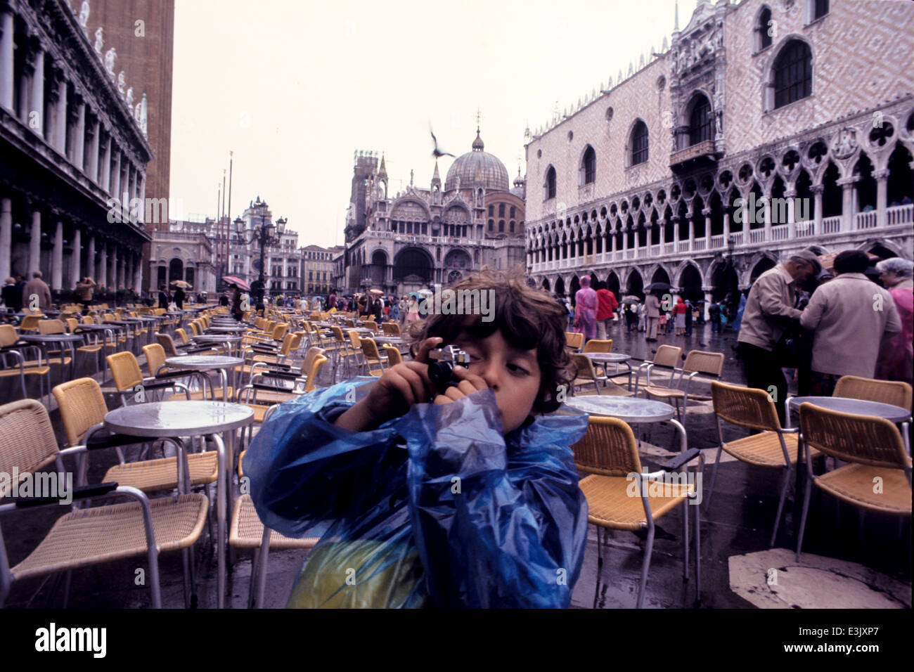 Photographier les enfants de la place San Marco, venice,70's Banque D'Images