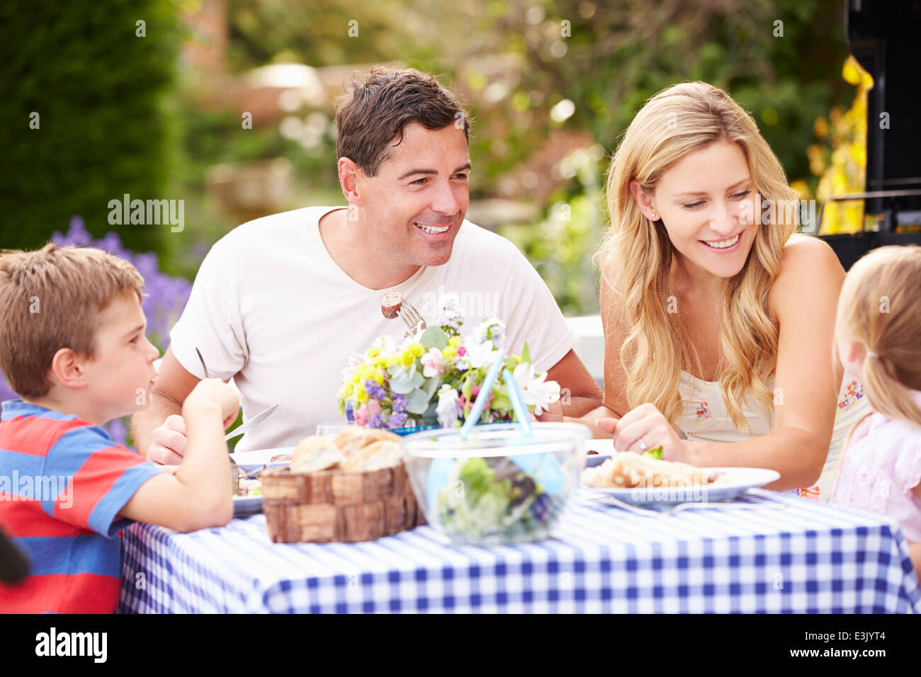 Family Enjoying repas en plein air dans le jardin Banque D'Images