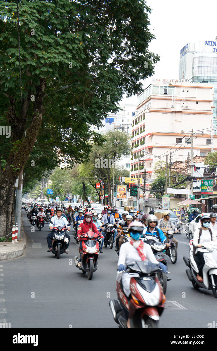 Les automobilistes au bord d'une route très fréquentée à Ho Chi Minh Ville, Vietnam Banque D'Images Les automobilistes au bord d'une route très fréquentée à Ho Chi Minh Ville, Vietnam Banque D'Images