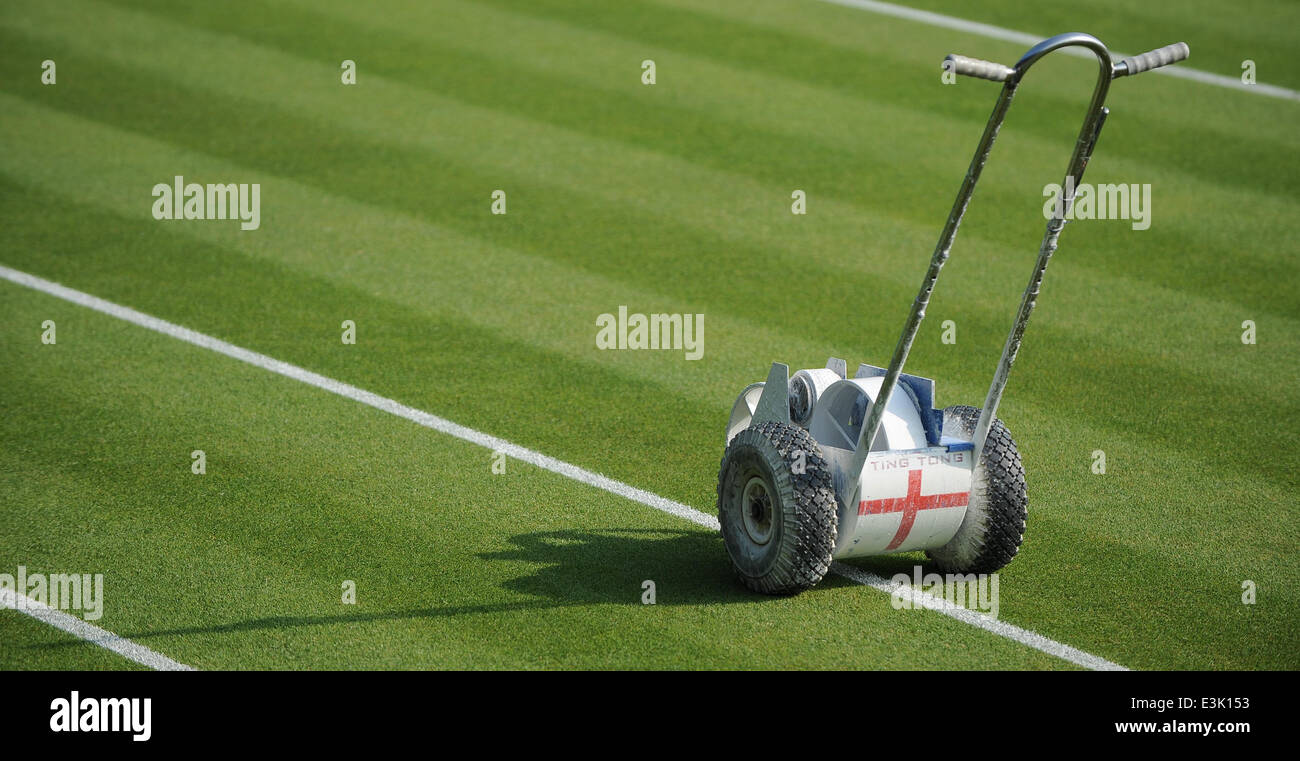 La peinture de la LIGNE DE LA MACHINE AVEC LE TOURNOI DE WIMBLEDON ST 20 LE ALL ENGLAND TENNIS CLUB WIMBLEDON Londres Angleterre 24 juin 201 Banque D'Images