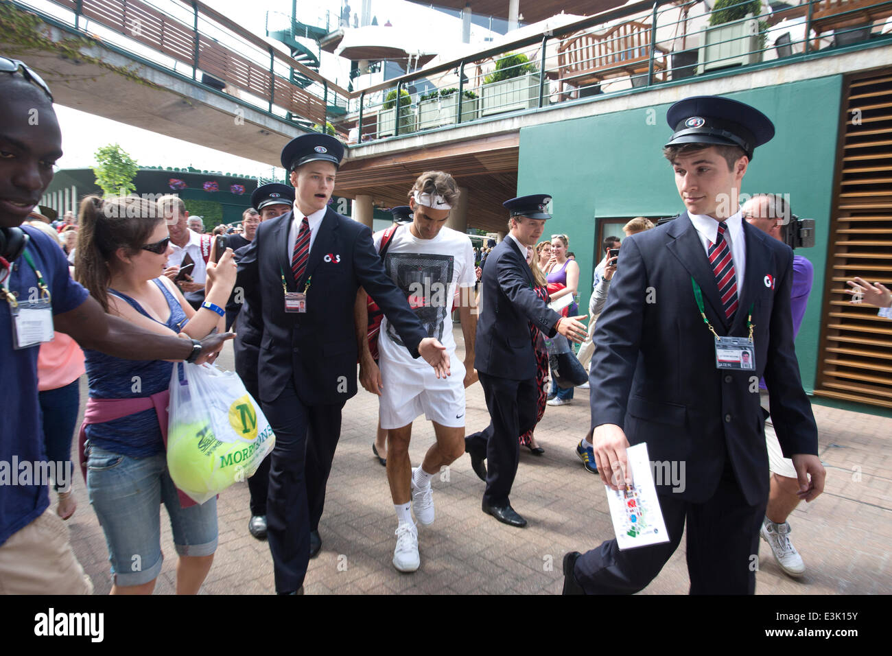 Wimbledon, Londres, Royaume-Uni. 24 Juin, 2014. Photo montre Roger Federer (SUI) sur la deuxième journée du tournoi de tennis de Wimbledon 2014 Championnats du faire son chemin à travers la foule de partisans. Credit : Clickpics/Alamy Live News Banque D'Images