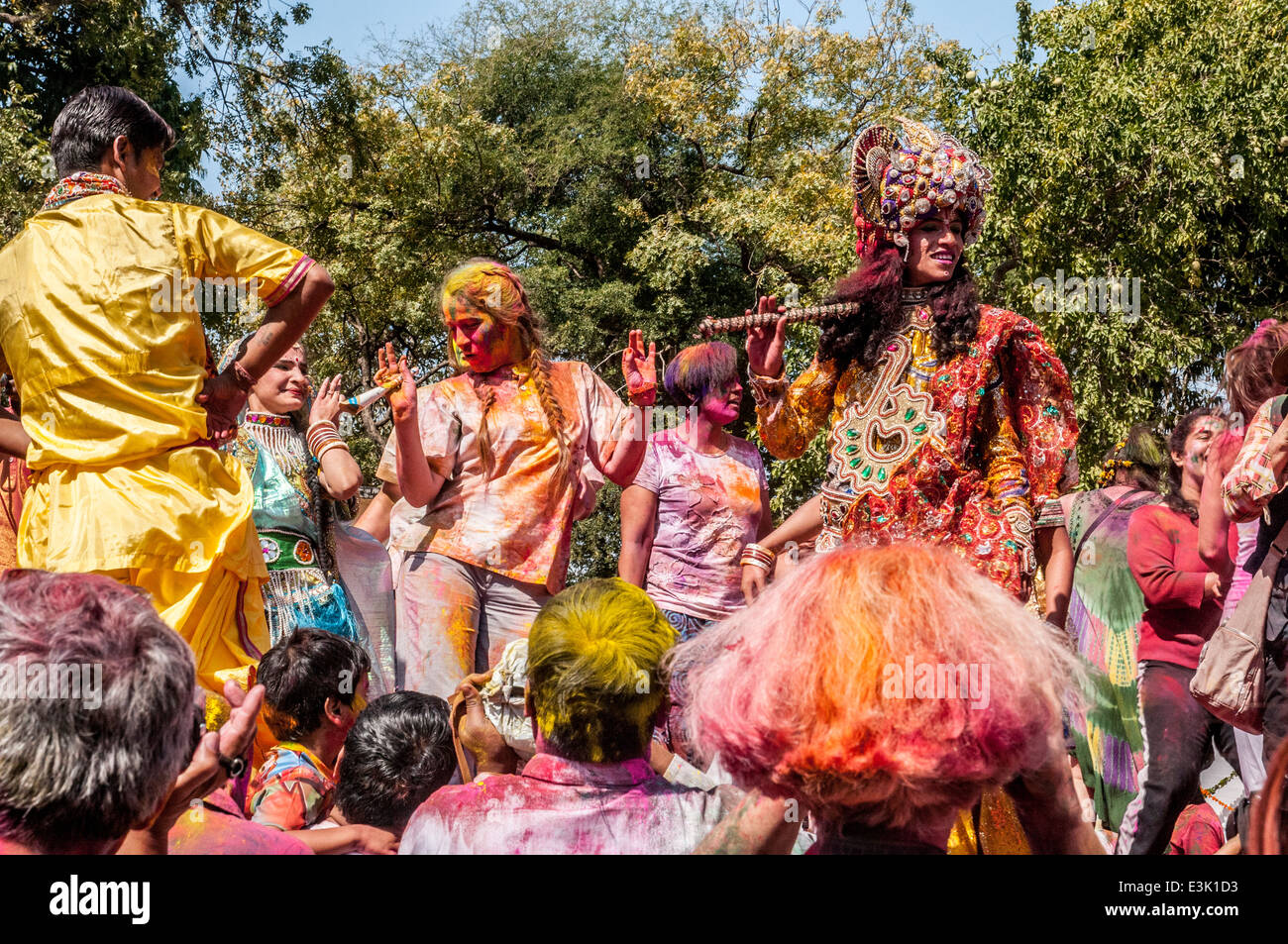 Célébrer Holi, une fête hindoue célébrant le printemps et l'amour avec les couleurs. Photographié à Jaipur, Rajasthan, Inde Banque D'Images