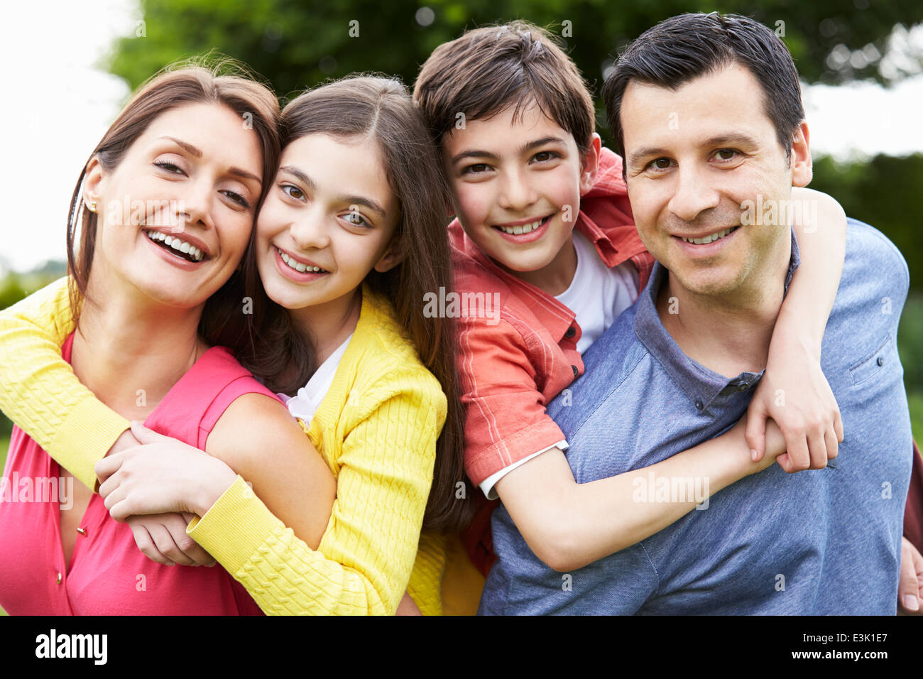 Portrait of Hispanic Family in Countryside Banque D'Images