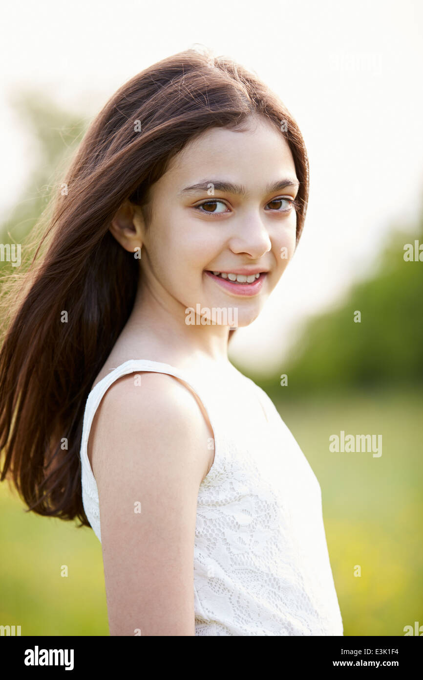 Portrait Of Smiling Hispanic Girl In Countryside Banque D'Images