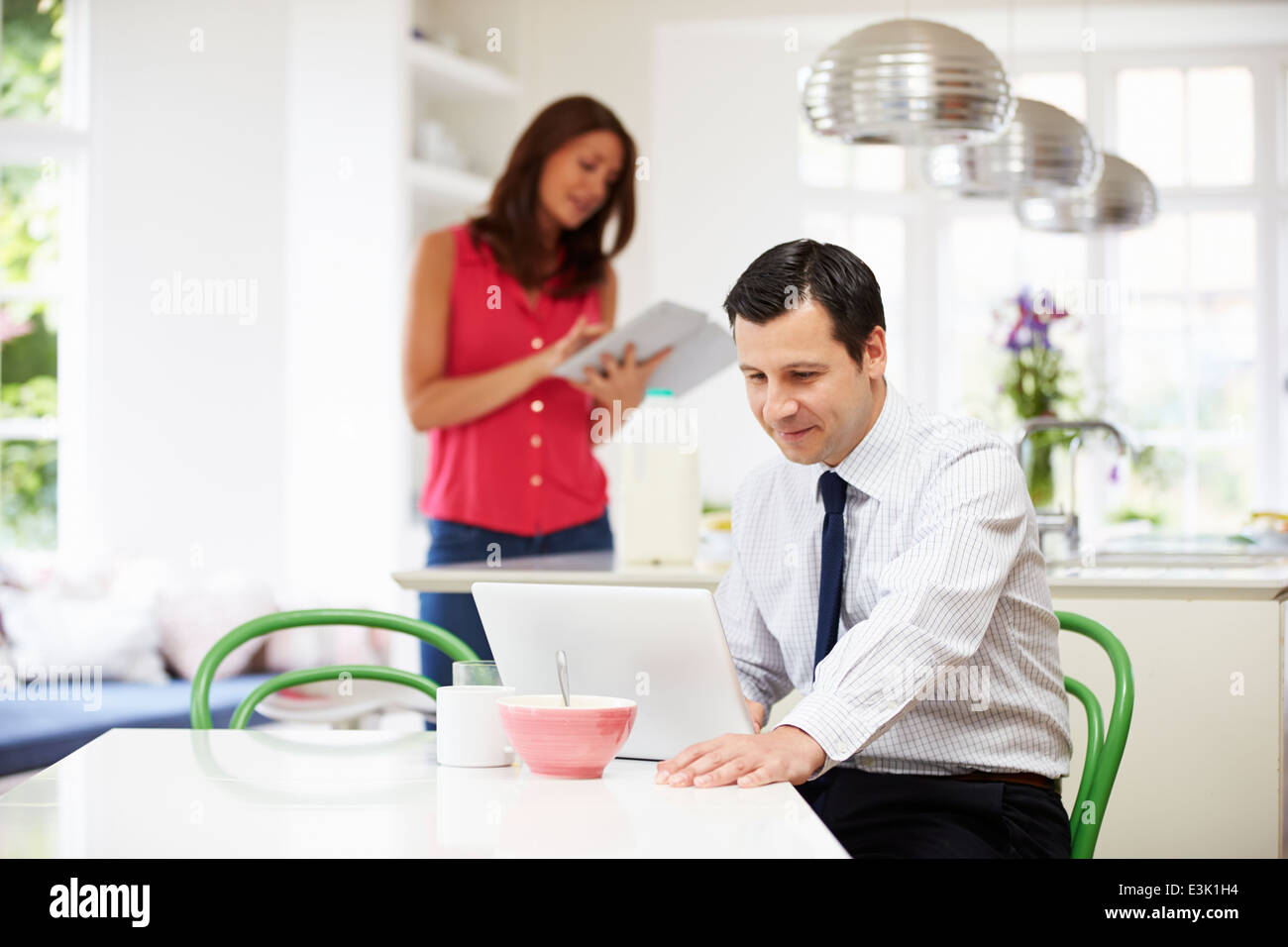 À l'aide de deux dispositifs numériques à table de petit déjeuner Banque D'Images