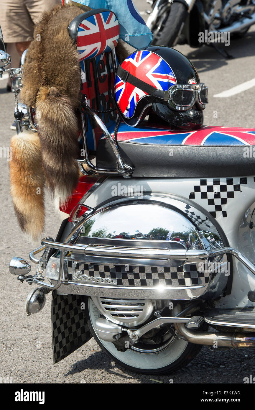 Mods vespa scooter personnalisé avec casque et lunettes et autocollant union jack Banque D'Images