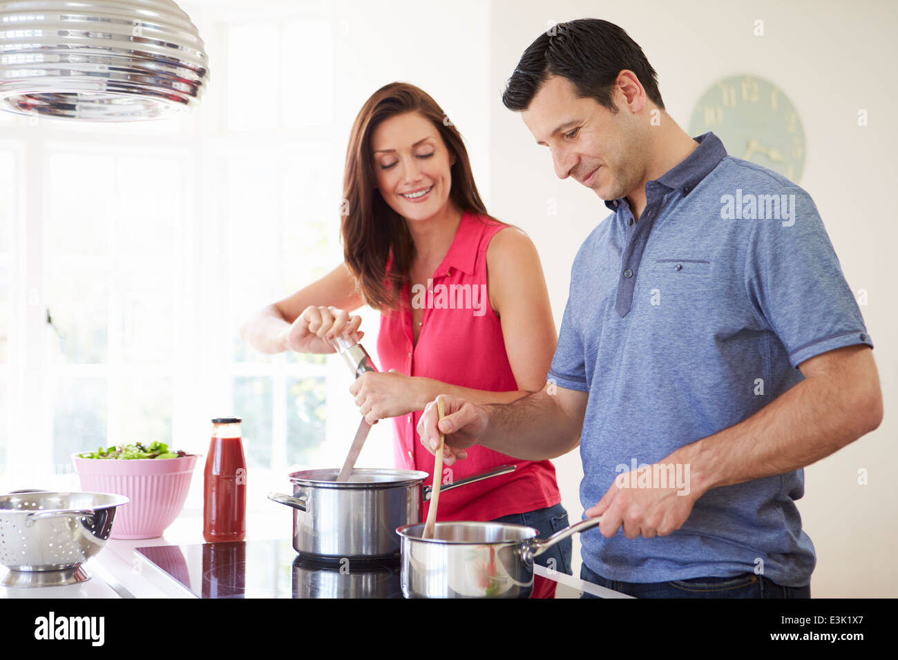 Repas Cuisine Hispanic couple ensemble, à la maison Banque D'Images