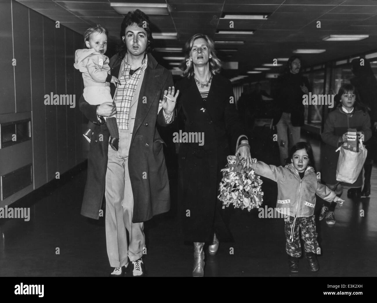 Paul mccartney et de la famille,l'aéroport de Londres, 1972 Banque D'Images