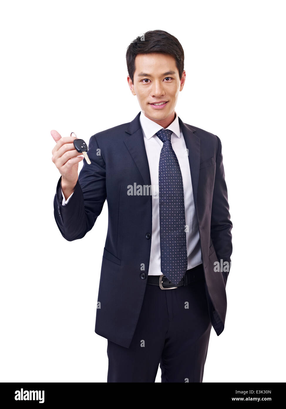 Jeune asiatique car salesman holding car key Banque D'Images