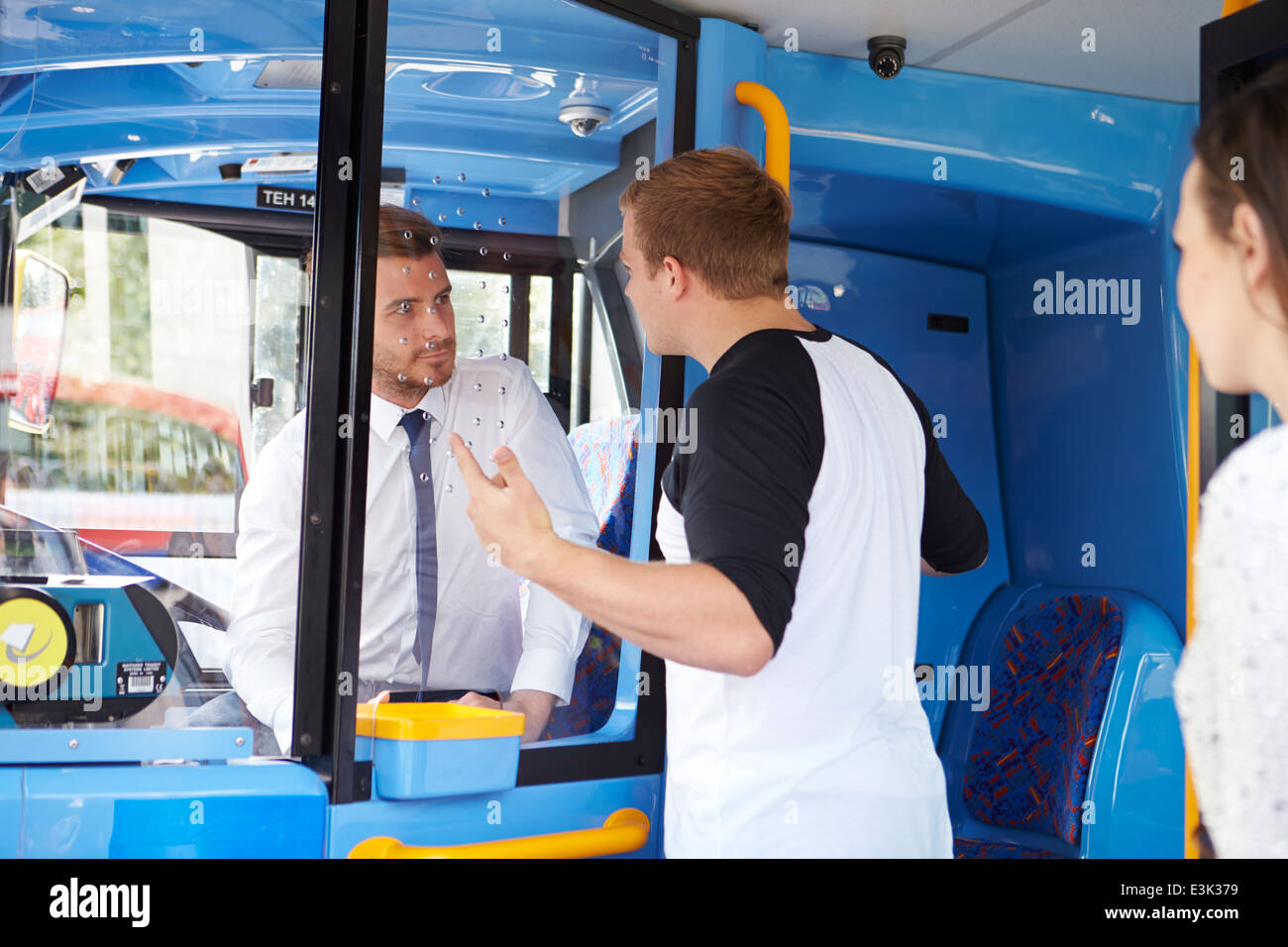 Arguant de passagers avec chauffeur de bus Banque D'Images